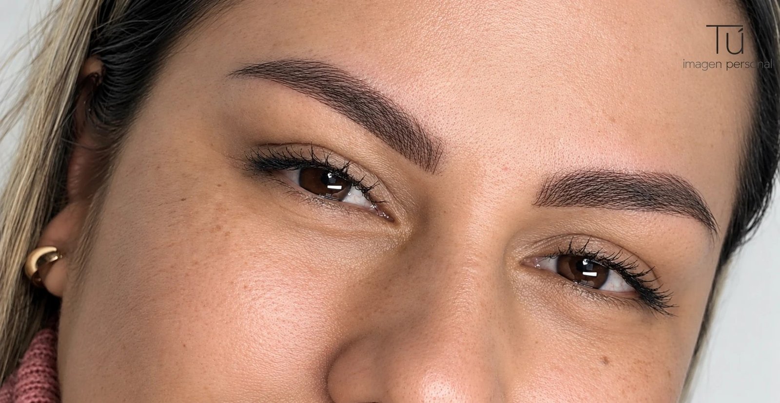 Micropigmentación de cejas con acabado natural en Valladolid