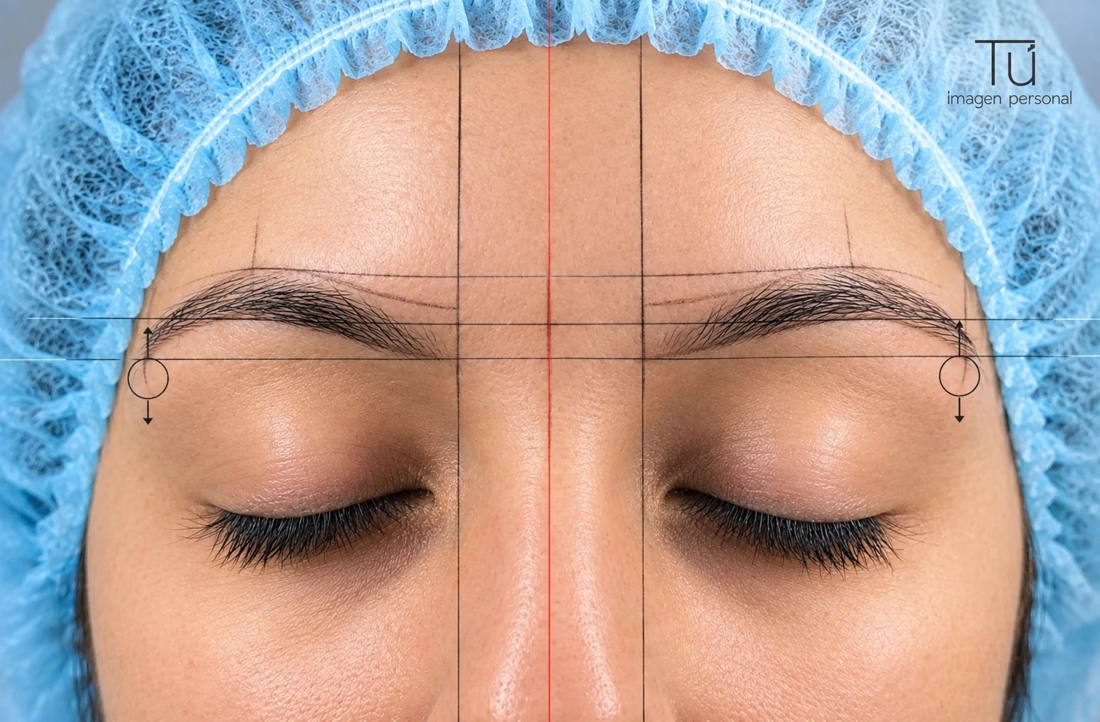 Diseño y simetría de las cejas con guías antes de la micropigmentación en Valladolid