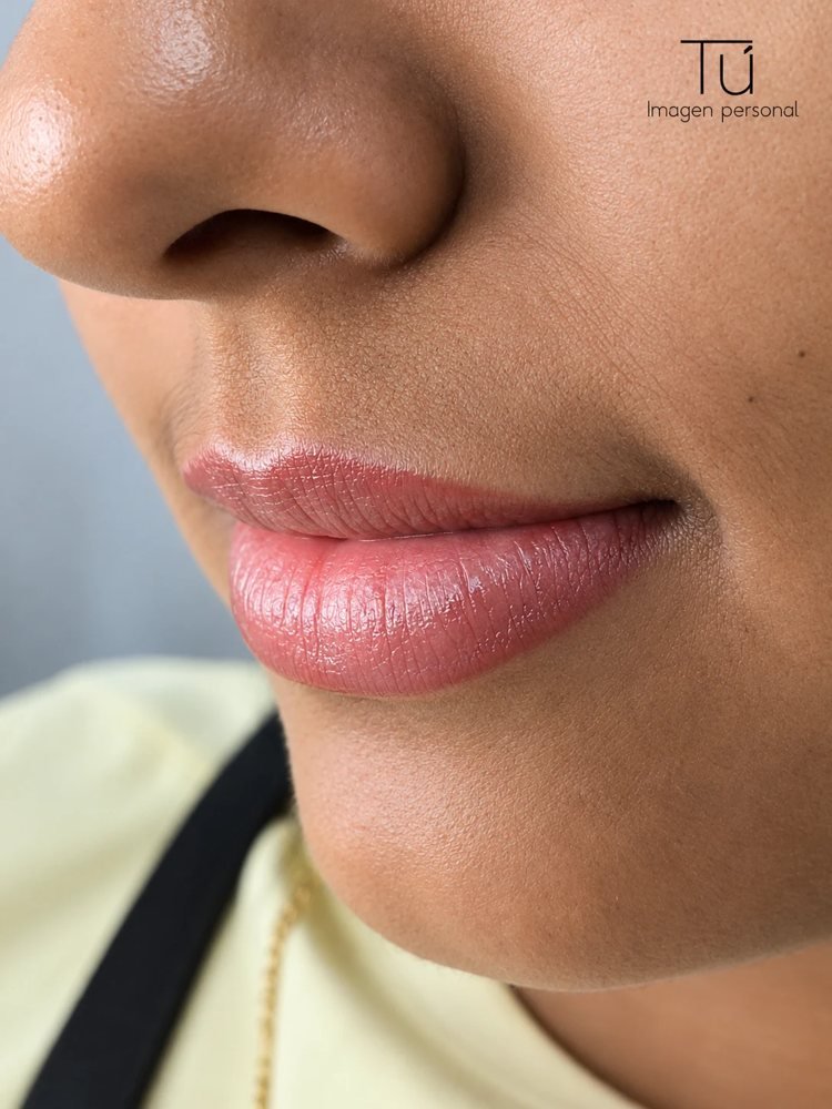 Perfil de labios con color natural e hidratación tras un tratamiento de labios