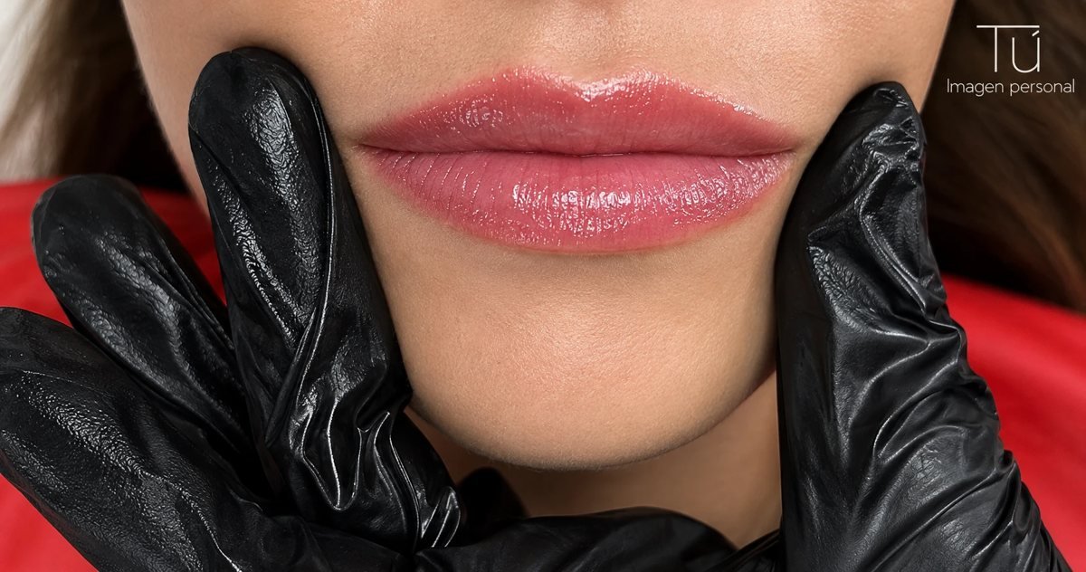 Resultado de hidratación y color en labios, con acabado brillante