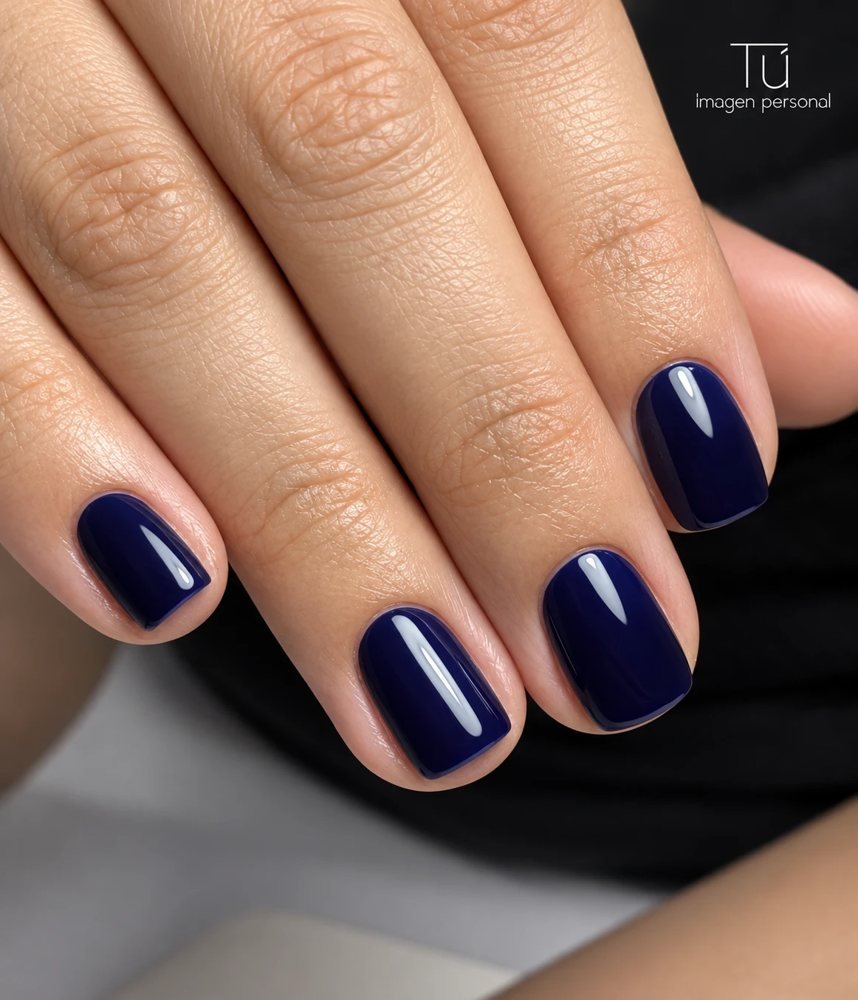 Manicura en gel azul marino con acabado brillante en TÚ Imagen Personal
