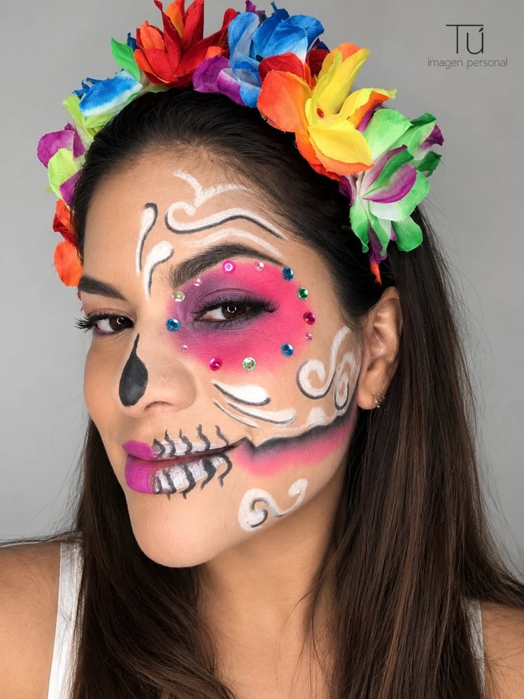 Maquillaje artístico de catrina con flores y pedrería