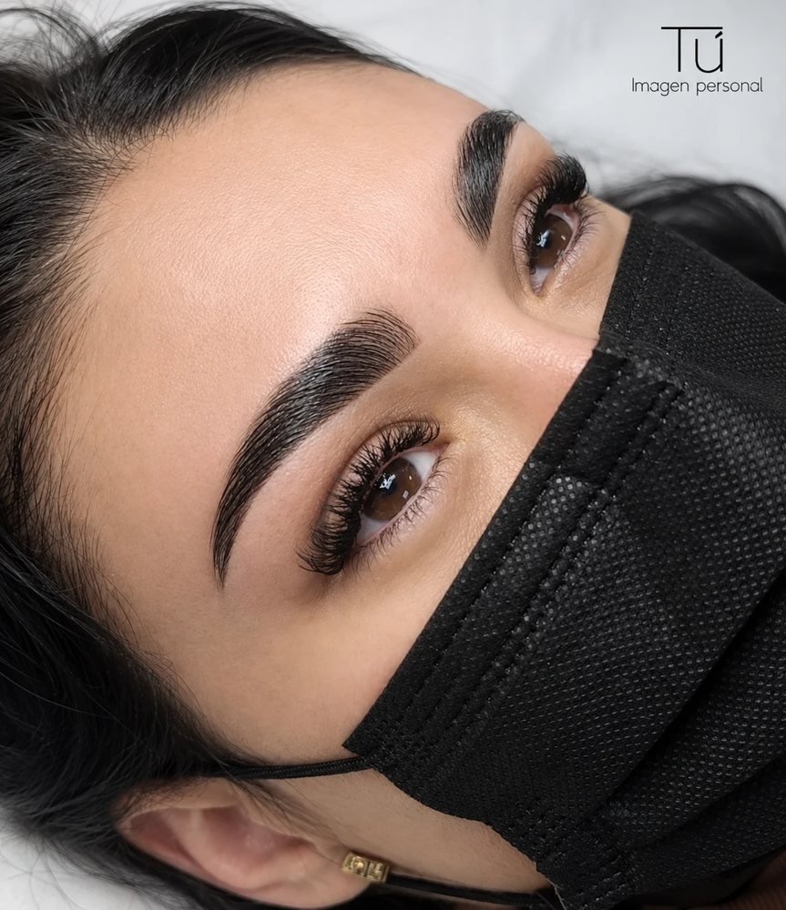 Cejas definidas y pestañas con volumen en TÚ Imagen Personal, Valladolid
