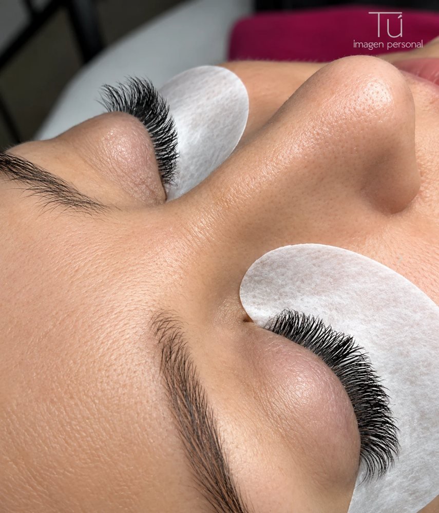 Aplicación de extensiones de pestañas con parches bajo los ojos