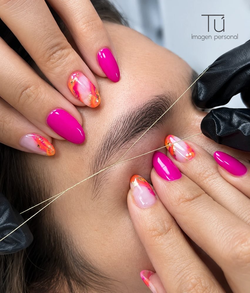 Depilación de cejas con hilo para dar forma y definir la ceja