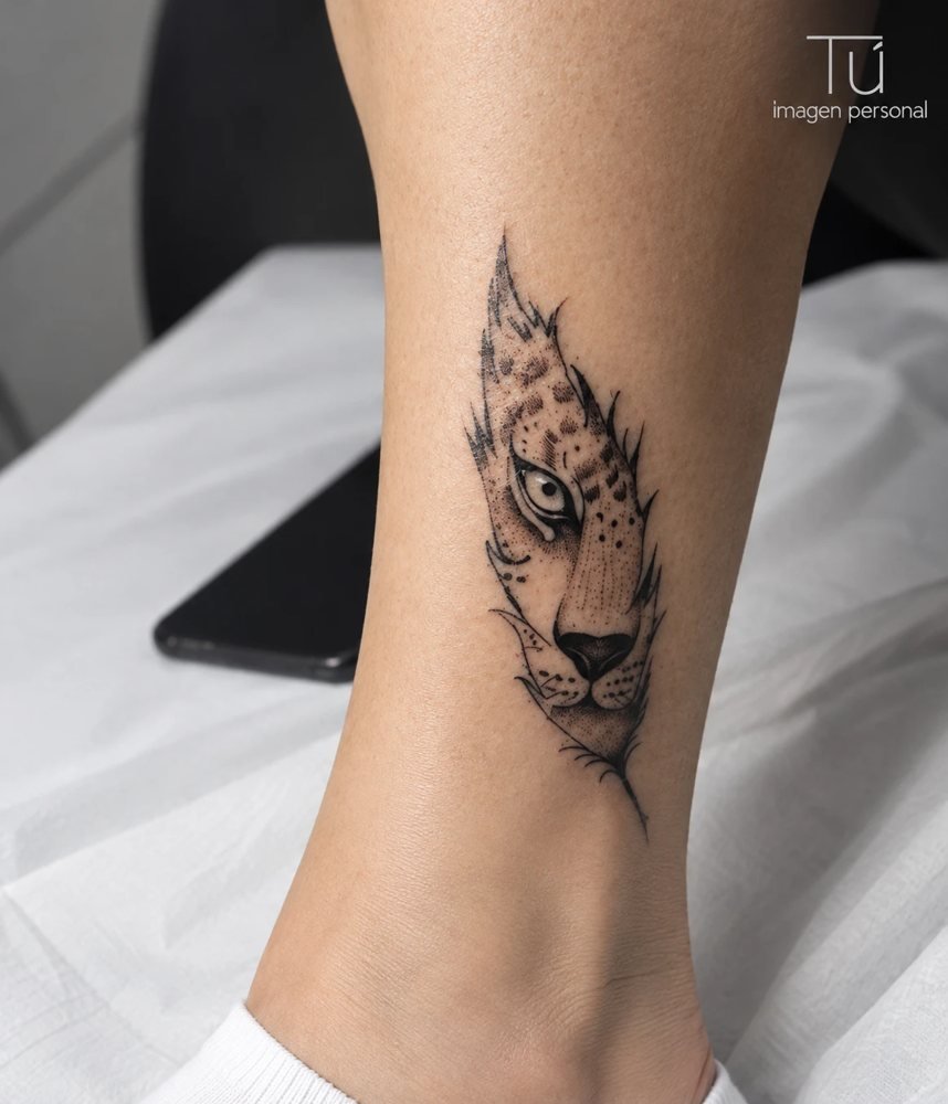 Tatuaje de línea fina de un leopardo en el tobillo